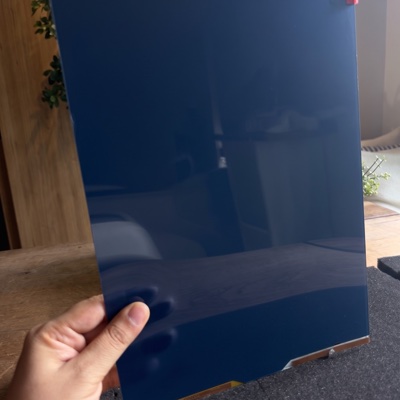 ตัวอย่างจริงสี Smart Glass · ฝังฟิล์ม PDLC สี ดีพเนวี่ Deep Navy ใน Tempered Laminated