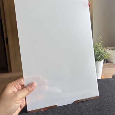 ตัวอย่างจริงสี Smart Glass · ฝังฟิล์ม PDLC สี ฟรอสต์ไวท์ Frost White ใน Tempered Laminated
