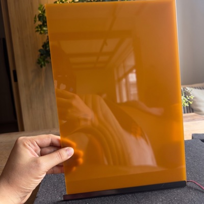 ตัวอย่างจริงสี Smart Glass · ฝังฟิล์ม PDLC สี ฮันนี่แอมเบอร์ Honey Amber ใน Tempered Laminated