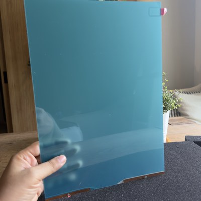 ตัวอย่างจริงสี Smart Glass · ฝังฟิล์ม PDLC สี โอเชี่ยนบลู Ocean Blue ใน Tempered Laminated