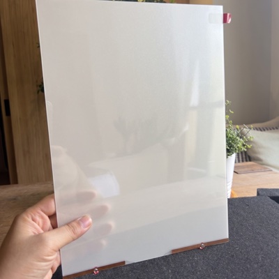ตัวอย่างจริงสี Smart Glass · ฝังฟิล์ม PDLC สี เพิร์ลไวท์ Pearl White ใน Tempered Laminated