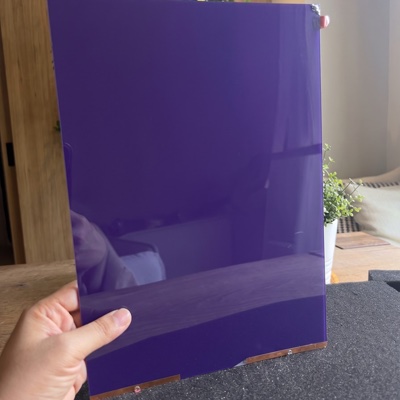 ตัวอย่างจริงสี Smart Glass · ฝังฟิล์ม PDLC สี รอยัลเพอร์เพิล Royal Purple ใน Tempered Laminated