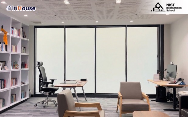 Smart Glass PDLC สถานะ OFF ฝ้าทึบ — ผลงานจริง NIST International School โรงเรียนนานาชาติ