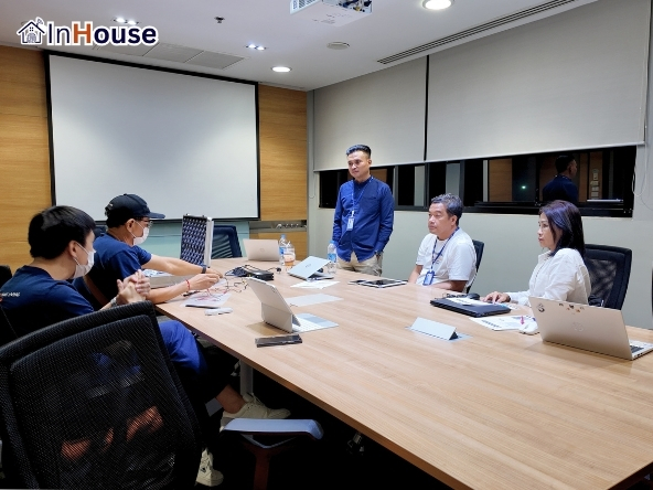 ทีม InHouse สำรวจหน้างานสำหรับติดตั้ง Smart Glass · ให้คำปรึกษาเรื่องโครงสร้าง frame ระบบไฟ และ Bespoke MTO spec