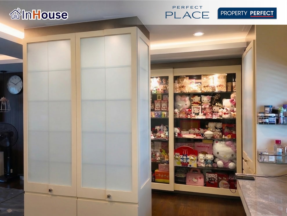 ตู้โชว์กระจก Display Cabinet ติดตั้งฟิล์มไฟฟ้า Smart Film เปิดปิดโชว์ของสะสม · Perfect Place · InHouse