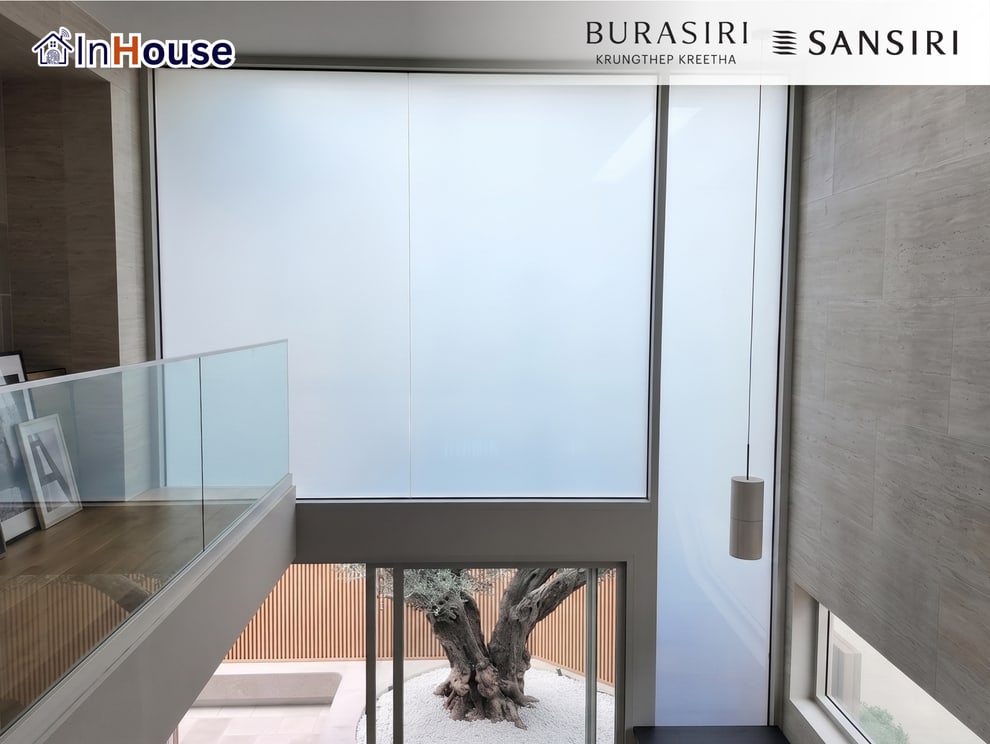 Double Space โถงสูง 2 ชั้น บ้านหรู ติดตั้งฟิล์มไฟฟ้า Smart Film กระจกสูง façade UV protection privacy · Burasiri กรุงเทพกรีฑา · InHouse