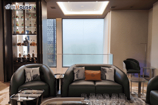 Double Space โถงสูง 2 ชั้น บ้านหรู ติดตั้งฟิล์มไฟฟ้า Smart Film กระจกสูง façade vertical UV protection privacy เปลี่ยนใส-ขุ่น