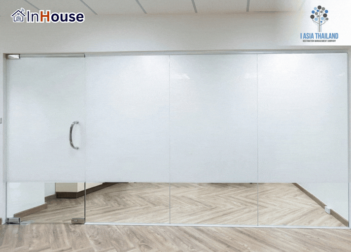 フローティング効果の InHouse Smart Film 施工、下部すき間つき——I Asia Thailand · 役員室 · Wiwatchai ビル、Chatuchak