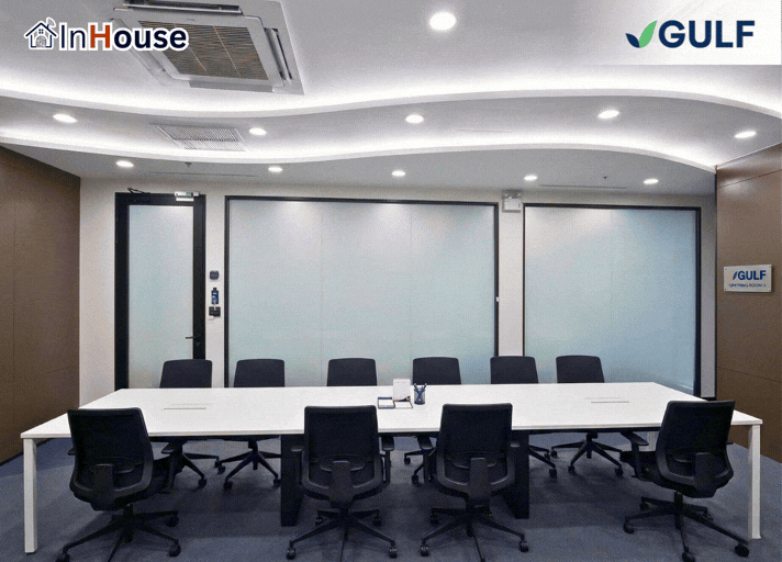 全面貼りの Smart Film 施工——Gulf Development 会議室