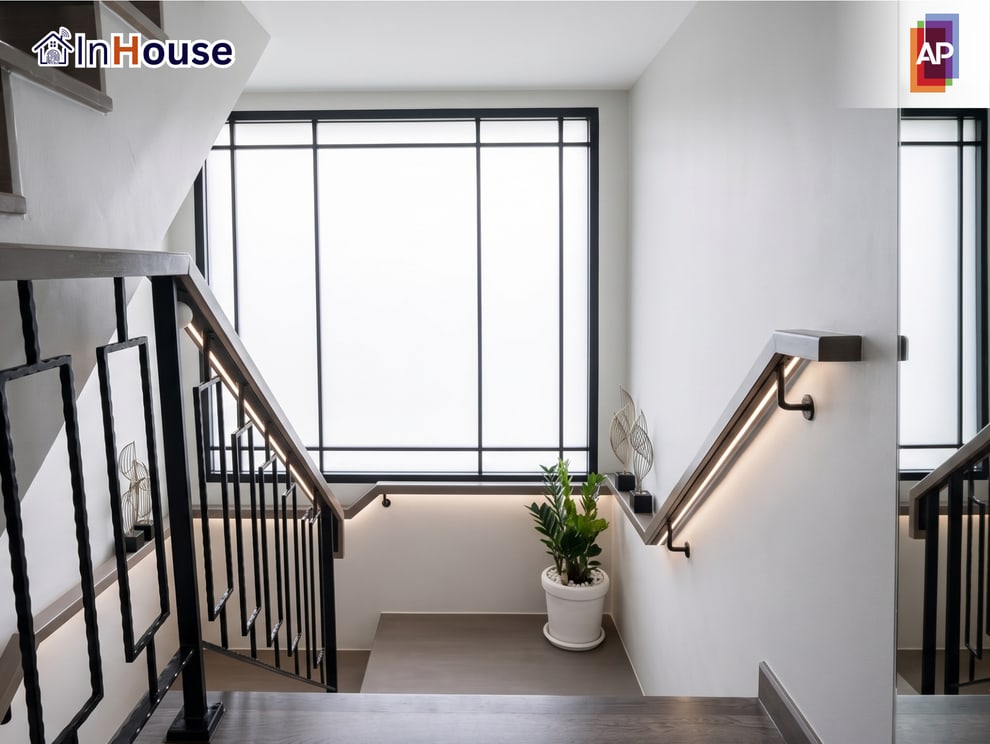 หน้าต่างโถงบันได Staircase Atrium บ้านหรู ติดตั้งฟิล์มไฟฟ้า Smart Film กระจกสูงข้างบันได privacy UV protection · Classé Ratchayothin · InHouse