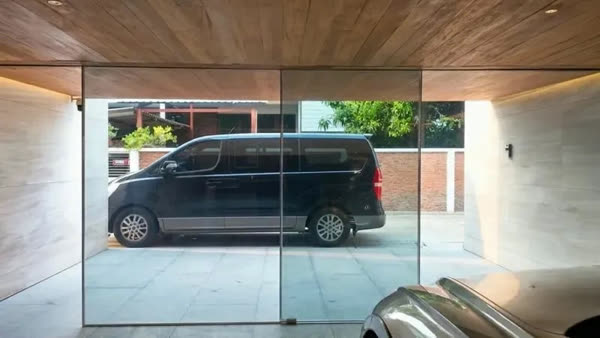 ฟิล์มไฟฟ้าสำหรับโรงจอดรถ · Showroom Display + Privacy [คู่มือ 2026]