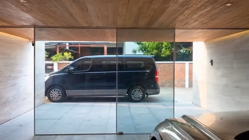 ฟิล์มไฟฟ้าสำหรับโรงจอดรถ · Showroom Display + Privacy [คู่มือ 2026]