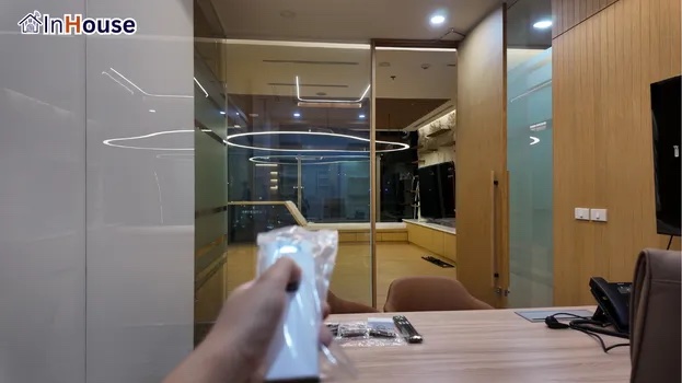 ควบคุมง่ายผ่านรีโมท ฟิล์มไฟฟ้า ปรับสถานะกระจกได้ทุกโซนเพียงปลายนิ้วสัมผัส — ADESA – ห้องประชุมกระจกโค้ง คุมความเป็นส่วนตัวด้วยรีโมท