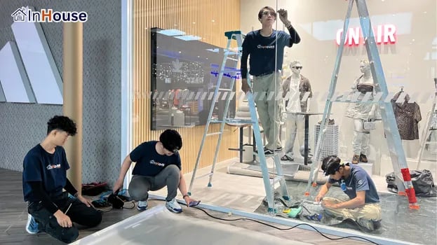 เตรียมความพร้อมก่อนติดตั้ง ฟิล์มไฟฟ้า ทีมช่างตรวจเช็คพื้นที่กระจกใสหน้าโชว์รูม Adidas — ADIDAS – Central World Premium Showroom