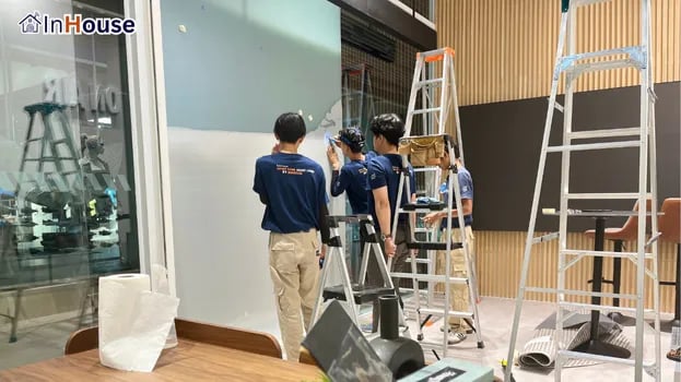 ความประณีตในการติดตั้งระดับพรีเมียม ฟิล์มไฟฟ้า ทีมงานผู้เชี่ยวชาญติดตั้ง Smart Film ด้วยความละเอียดสูง — ADIDAS – Central World Premium Showroom