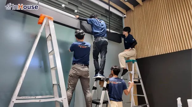 ระบบจัดเก็บสายไฟที่เรียบเนียนและปลอดภัย ฟิล์มไฟฟ้า งานเดินระบบไฟฟ้าและเก็บรายละเอียดสายไฟอย่างเป็นระเบียบ — ADIDAS – Central World Premium Showroom
