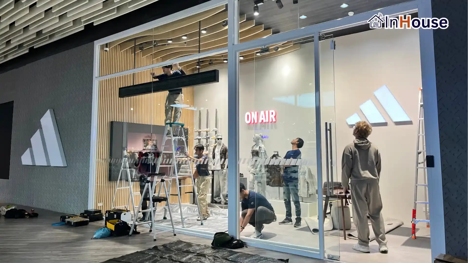 ผลงานติดตั้งฟิล์มไฟฟ้า ADIDAS – Central World Premium Showroom โดย InHouse Technology