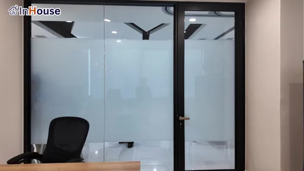 โหมดทึบ บดบังสายตาเพื่อสมาธิในการทำงาน ฟิล์มไฟฟ้า ป้องกันการรบกวนสายตาจากคนภายนอก — Advanced Digital – ผสานความคล่องตัวและภาพลักษณ์สไตล์โมเดิร์น