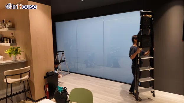 สลับสถานะ ทึบ-ใส ได้ตามการใช้งาน ฟิล์มไฟฟ้า เปลี่ยนบรรยากาศห้องประชุมให้เหมาะสมได้อย่างรวดเร็ว — ALLY REIT – Boardroom กองทรัสต์ระดับ Investment Grade