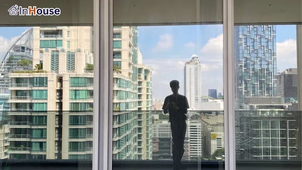 透明ガラスで Aman の街の景色を望む 調光フィルム しかし VIP ゲストのプライバシーが足りない — Aman Nai Lert Bangkok——ウルトラプレミアムなラグジュアリーバスルーム