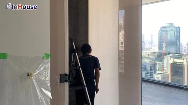 InHouse の職人チームが施工中 調光フィルム 配線を壁の中にきれいに隠す — Aman Nai Lert Bangkok——ウルトラプレミアムなラグジュアリーバスルーム