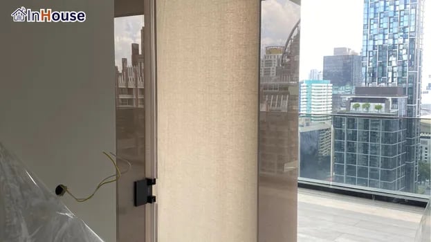 透明モードで施工完了 調光フィルム 高層階からの街の景色をたっぷり望む — Aman Nai Lert Bangkok——ウルトラプレミアムなラグジュアリーバスルーム