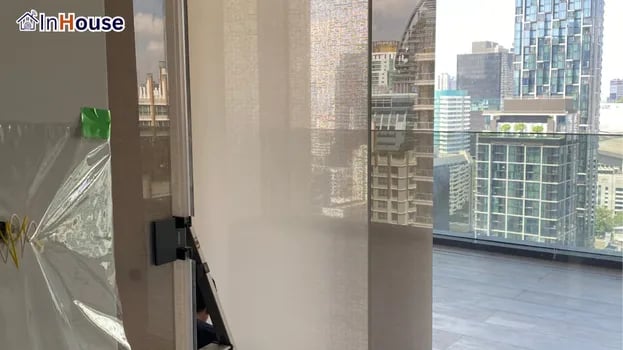遮蔽にして0.1秒でプライバシー 調光フィルム 使用中は視線を100%ブロック — Aman Nai Lert Bangkok——ウルトラプレミアムなラグジュアリーバスルーム