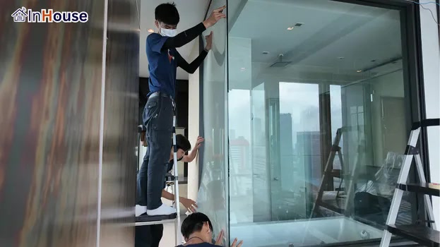 เปลี่ยนห้องน้ำธรรมดาให้ล้ำสมัยยิ่งขึ้น ฟิล์มไฟฟ้า ทีมช่างติดตั้งฟิล์มไฟฟ้าอย่างประณีต — Ashton Silom – ห้องน้ำคอนโดวิวเมืองสีลม จัดการความมิดชิดด้วยปลายนิ้ว