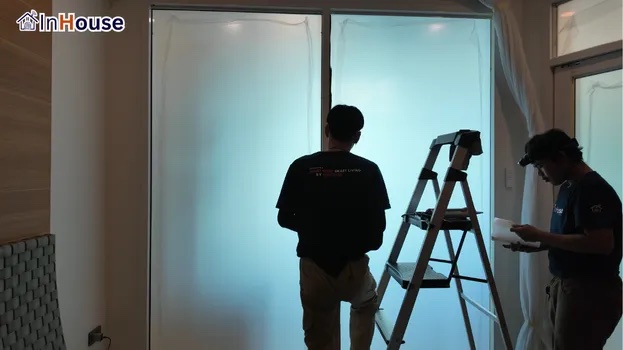 安装后即刻品质检验 调光膜 测试确认能严实遮挡视线 — Baan Sathorn Chaophraya——高端级别的防尘书房