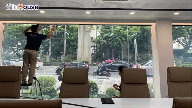 ห้องประชุมติดถนนใหญ่ขาดความเป็นส่วนตัว ฟิล์มไฟฟ้า ทำให้การประชุมถูกรบกวนและขาดความปลอดภัยด้านข้อมูล — BCC – High-Privacy Conference Room