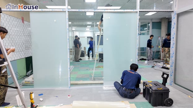 ทีมช่าง InHouse ติดตั้งทั้ง 7 ห้อง ฟิล์มไฟฟ้า ทีมช่างติดฟิล์มไฟฟ้าผนังกระจกห้องเรียน — มหาวิทยาลัยกรุงเทพ – ฟิล์มไฟฟ้า ห้องเรียนคณะนิเทศศาสตร์ 7 ห้อง