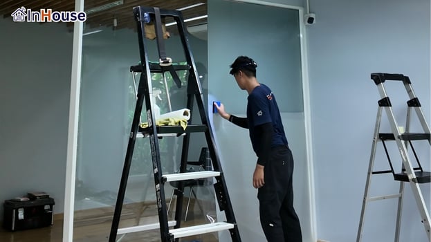 ทีมช่าง InHouse รีดฟิล์มลงกระจก ฟิล์มไฟฟ้า ทีมช่างรีดฟิล์มไฟฟ้าลงบนผนังกระจก — มหาวิทยาลัยกรุงเทพ – ฟิล์มไฟฟ้า ห้องผู้บริหารฝ่ายทะเบียน ตึก A
