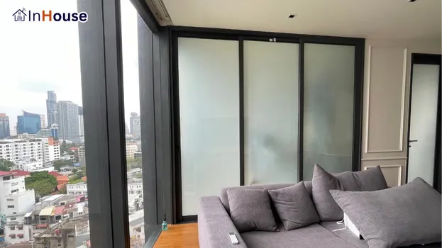 โหมดทึบ (Opaque): ความเป็นส่วนตัวระดับพรีเมียม ฟิล์มไฟฟ้า ปลายนิ้วสัมผัส เป็นส่วนตัว 100% — Beatniq Sukhumvit 32 – Sliding Partition
