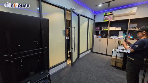 นวัตกรรมที่มาพร้อมฟังก์ชันและความสวยงาม ฟิล์มไฟฟ้า ประตูห้อง Server ใช้งานเปิด-ปิดได้สะดวกไม่ติดขัด — BTC Space – Server Room & IT Hub