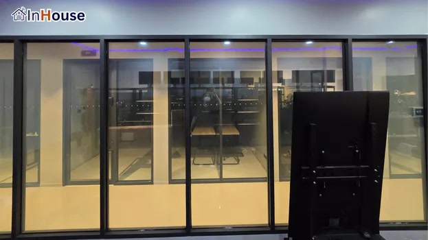 ห้อง Server ขาดความปลอดภัยด้านสายตา ฟิล์มไฟฟ้า บุคคลภายนอกมองเห็นระบบจัดเก็บข้อมูลและอุปกรณ์ควบคุม — BTC Space – Server Room & IT Hub
