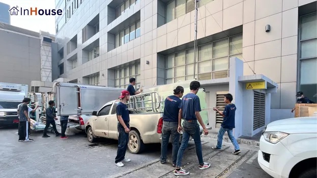 ขนย้ายและติดตั้งอย่างมืออาชีพ ฟิล์มไฟฟ้า ทีมช่างขนย้ายและติดตั้งกระจกบานใหญ่อย่างระมัดระวัง — Central World – กระจกฝ้าไฟฟ้าปรับทึบด่วนเพิ่มความโปร่งให้ห้องประชุม