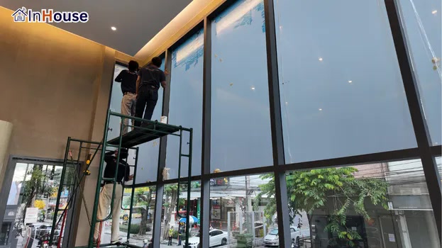 ติดตั้งงานยากบนที่สูงด้วยทีมมืออาชีพ ฟิล์มไฟฟ้า ทีมช่างติดตั้งบนกระจก Glass House ที่มีความสูงได้อย่างแม่นยำ — Charoensuk Animal Clinic – Glass House คลินิกสัตว์เลี้ยงพรีเมียม