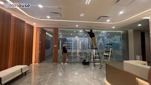ดำเนินการติดตั้งด้วยความละเอียดสูง ฟิล์มไฟฟ้า คงภาพลักษณ์ออฟฟิศที่สวยหรู และทันสมัย — สำนักงานกฎหมาย Chien Yea & Wang – Big Meeting Room