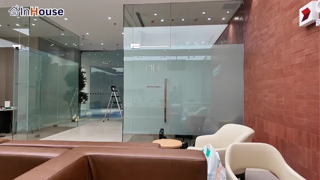 ปิดกั้นสายตาได้ทันทีที่ต้องการ ฟิล์มไฟฟ้า สร้างพื้นที่ปิดลับในการประชุมสำคัญได้เพียงปลายนิ้ว — CIMB – ห้องประชุมดีไซน์คาดกลางเพิ่มความเป็นส่วนตัว