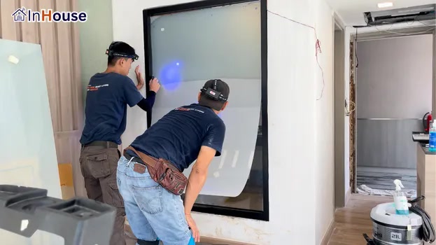 ติดตั้งด้วยความประณีตระดับมาตรฐานโรงแรมสากล ฟิล์มไฟฟ้า ทีมช่างผู้เชี่ยวชาญดำเนินการรีดฟิล์ม PDLC อย่างละเอียด — Citin Pratunam – Hospitality Upgrade