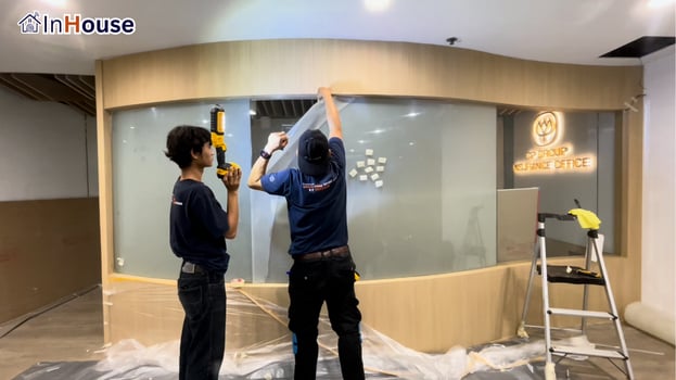 ทีมช่าง InHouse ติดตั้งฟิล์มไฟฟ้า ฟิล์มไฟฟ้า ติดฟิล์มบนผนังกระจกโค้งริมทางเดินออฟฟิศ — C.P. Intertrade – ฟิล์มไฟฟ้า พาร์ทิชันทางเดิน CP Tower 1 สีลม