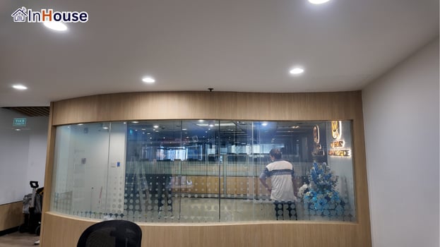 โหมดใส มองเห็นพื้นที่ทำงาน ฟิล์มไฟฟ้า เปิดใสกระจกโปร่งเชื่อมพื้นที่ออฟฟิศ — C.P. Intertrade – ฟิล์มไฟฟ้า พาร์ทิชันทางเดิน CP Tower 1 สีลม