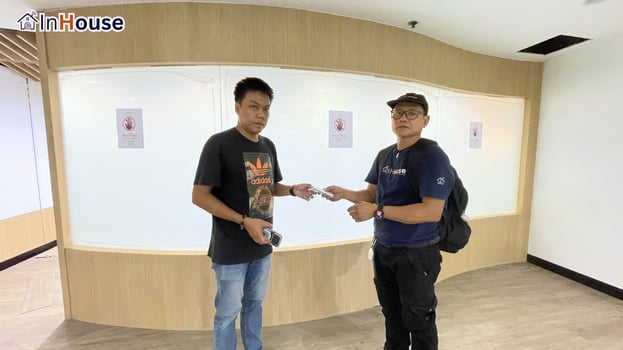 ส่งมอบงานติดตั้งเรียบร้อย ฟิล์มไฟฟ้า ส่งมอบงานฟิล์มไฟฟ้าพร้อมสาธิตการใช้งาน — C.P. Intertrade – ฟิล์มไฟฟ้า พาร์ทิชันทางเดิน CP Tower 1 สีลม