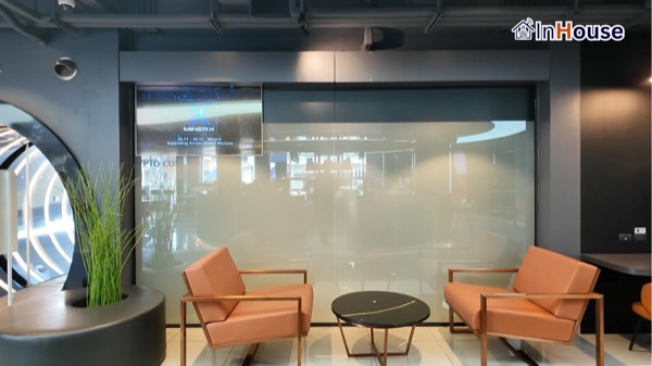 Crypto Coff – คาเฟ่ + Server Room ภูเก็ต จัดการมิดชิดและไร้ฝุ่นสะสม ติดตั้งฟิล์มไฟฟ้า โดย InHouse Technology