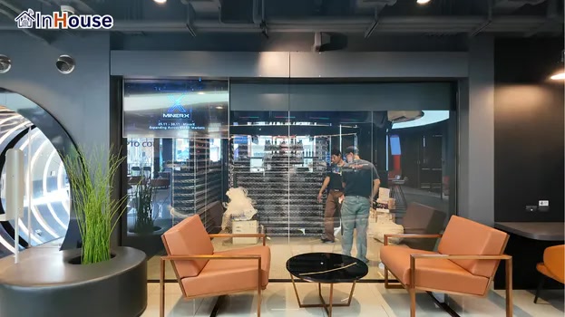 โหมดใส พื้นที่ดูโปร่งโล่ง ฟิล์มไฟฟ้า โซน Coworking และห้อง Server เชื่อมต่อกันอย่างลงตัว — Crypto Coff – คาเฟ่ + Server Room ภูเก็ต จัดการมิดชิดและไร้ฝุ่นสะสม