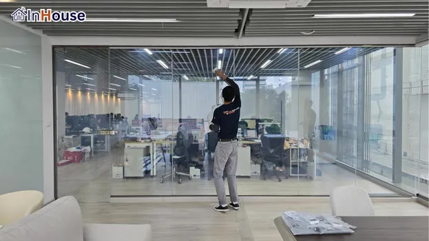 ปรับโหมดใสทันสมัย ใช้งานง่ายผ่านรีโมท ฟิล์มไฟฟ้า เพิ่มภาพลักษณ์ Smart Office ให้องค์กร — Davis Design – Smart Office & Executive Suite