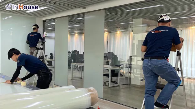 ติดตั้งโดยทีมช่าง InHouse มืออาชีพ 100% ฟิล์มไฟฟ้า ไม่ใช้ Sub-contractor งานเนี้ยบทุกจุด — Davis Design – Smart Office & Executive Suite