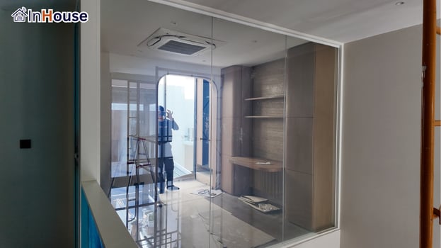 ทีมช่าง InHouse ติดตั้งฟิล์มไฟฟ้า ฟิล์มไฟฟ้า ช่างติดตั้งฟิล์มบนกระจกโถงโหมดใส — Demi Sathu 49 – ฟิล์มไฟฟ้า โซน Double Volume เพดานสูง