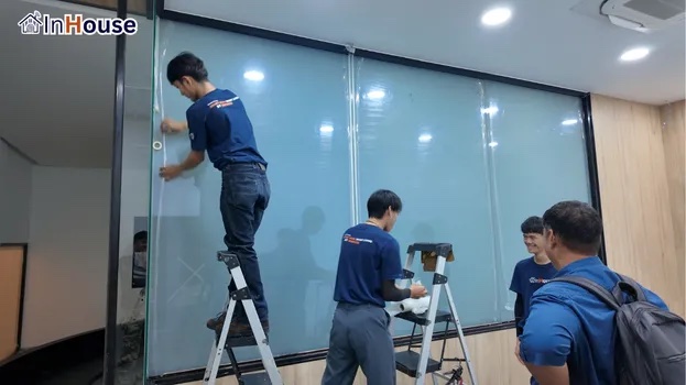 สร้างความเป็นส่วนตัวให้กับพื้นที่ของคุณ ฟิล์มไฟฟ้า ฟิล์มไฟฟ้าจัดสเปซให้เป็นสัดส่วน ตอบโจทย์งานที่ต้องสมาธิ — กรมการปกครอง 9 – ห้อง War Room คุมความปลอดภัยข้อมูลลับสุดยอด