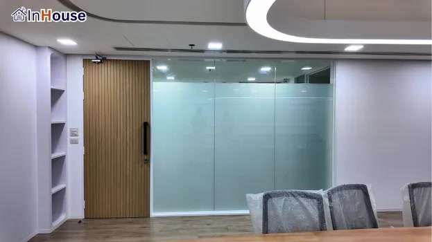 โหมดทึบทันใจ พร้อมสำหรับการประชุม ฟิล์มไฟฟ้า หมดกังวลเรื่องสายตาจากภายนอกขณะประชุมสำคัญ — DINKLE – ห้องประชุมฟิล์มไฟฟ้าอัจฉริยะ